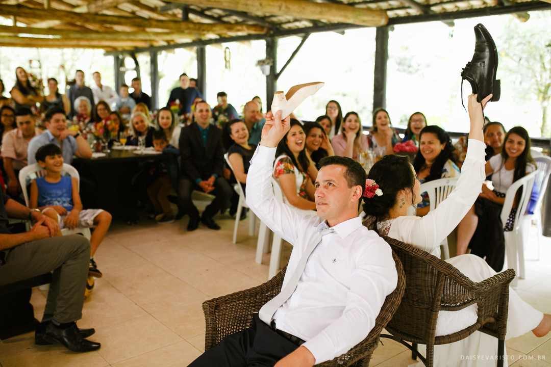 casamento no campo joinville wedding casamento de dia 
celebração ao ar livre fotografia brincadeira casamento profissional noiva noivo noivos agape cerimonial sophie emporio buque