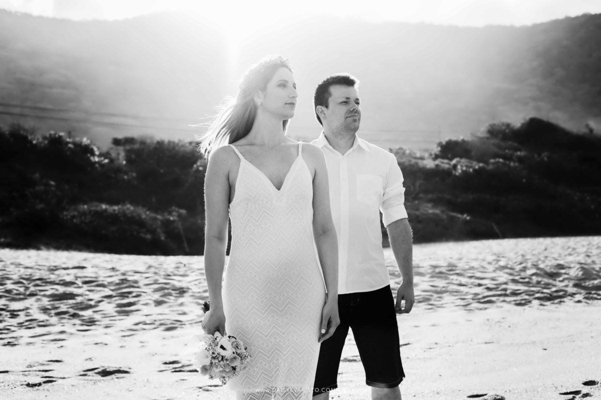 fotografo de casamento joinville mini wedding decoração cerimonialista ensaio na praia pre-casamento ensaio lindo externo mar sol karilene e rafael noiva noivo noivos lindos