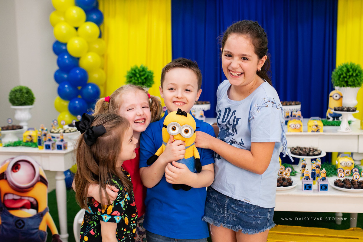 fotografo casamento aniversario ensaio modelo book joinville enzo 6 anos minions ledoleta zott DF models parabéns bolo docinhos tirolesa festa de aniversario Buffet infantil primas