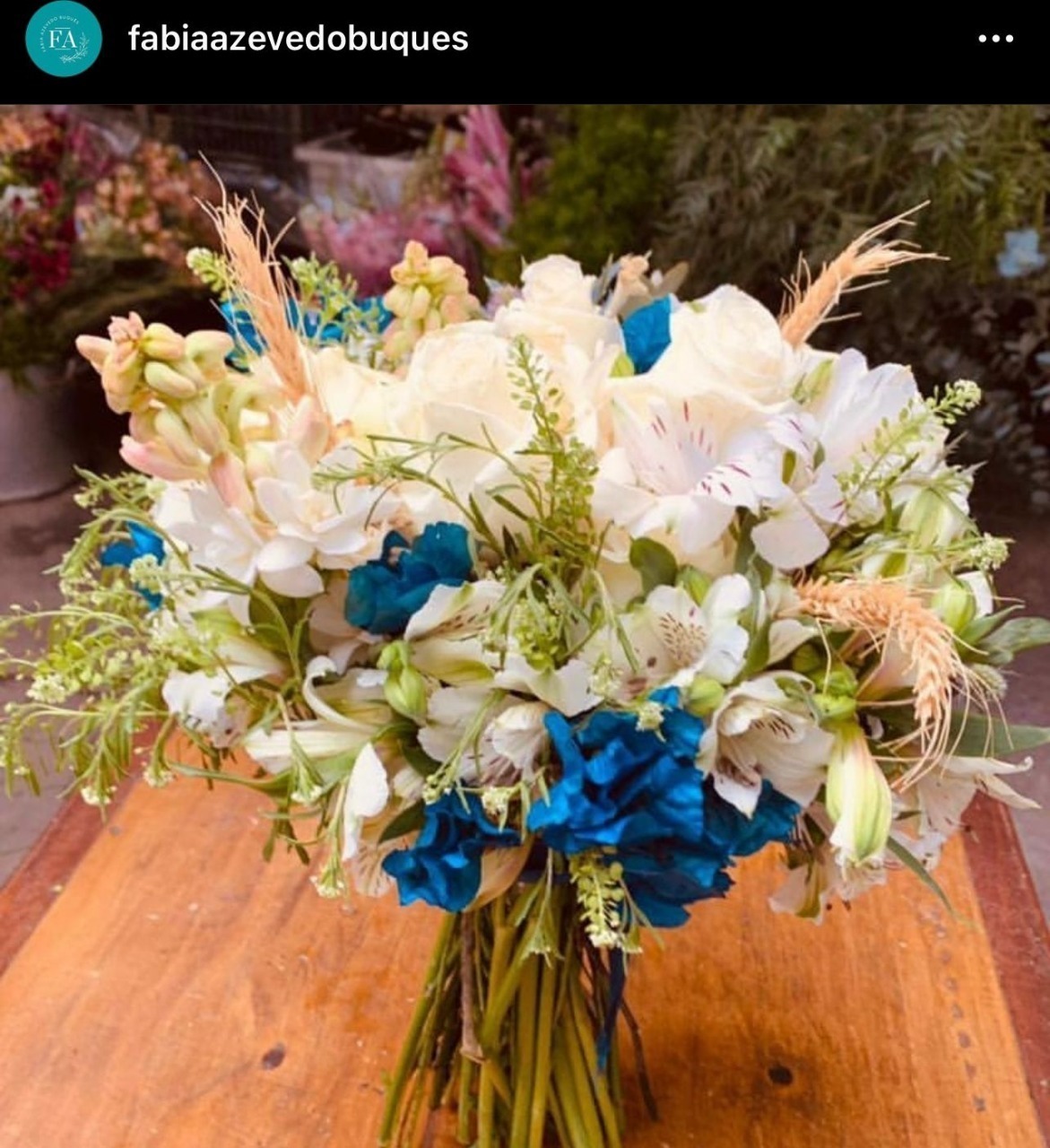 Buquê desconstruído flores frescas e desidratadas