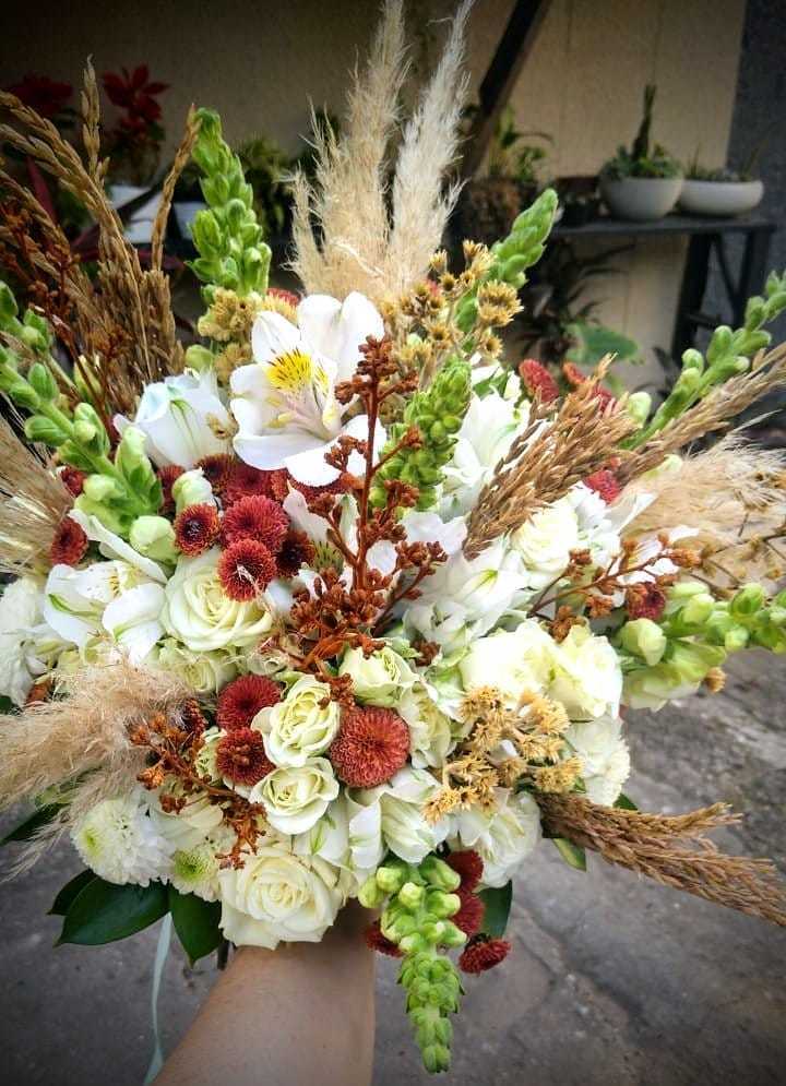 Buquê desconstruído flores frescas e desidratadas