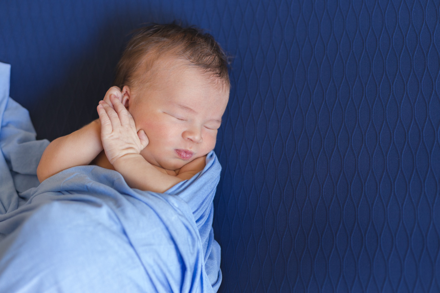 Ensaio Newborn do Luís Vinicius - Realizado no Jardim Social/Curitiba. Trabalhamos um estilo mais orgânico, onde deixamos o bebê totalmente à vontade, de forma que se sentisse confortável, assim conseguimos registrar com sucesso o quão lindo o Luís é!