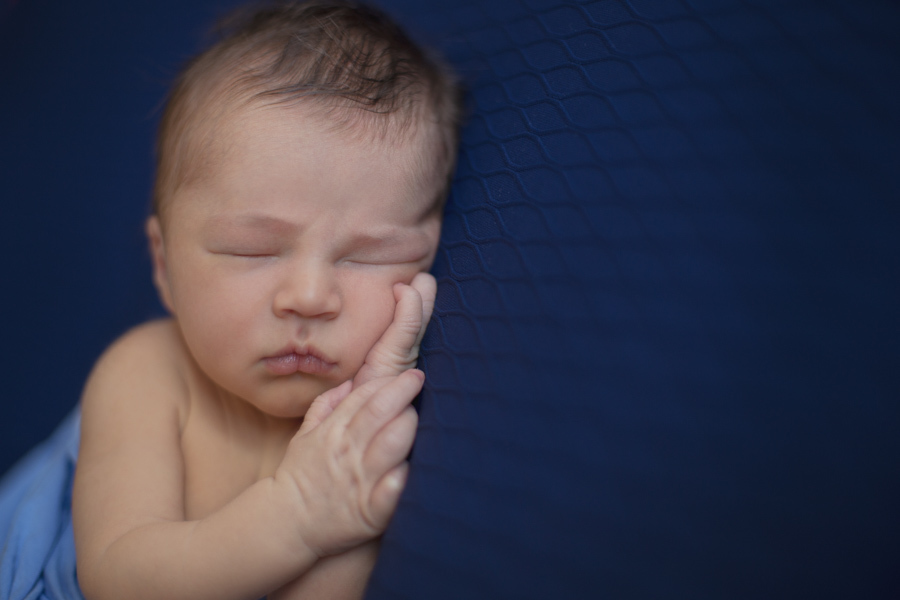 Ensaio Newborn do Luís Vinicius - Realizado no Jardim Social/Curitiba. Trabalhamos um estilo mais orgânico, onde deixamos o bebê totalmente à vontade, de forma que se sentisse confortável, assim conseguimos registrar com sucesso o quão lindo o Luís é!