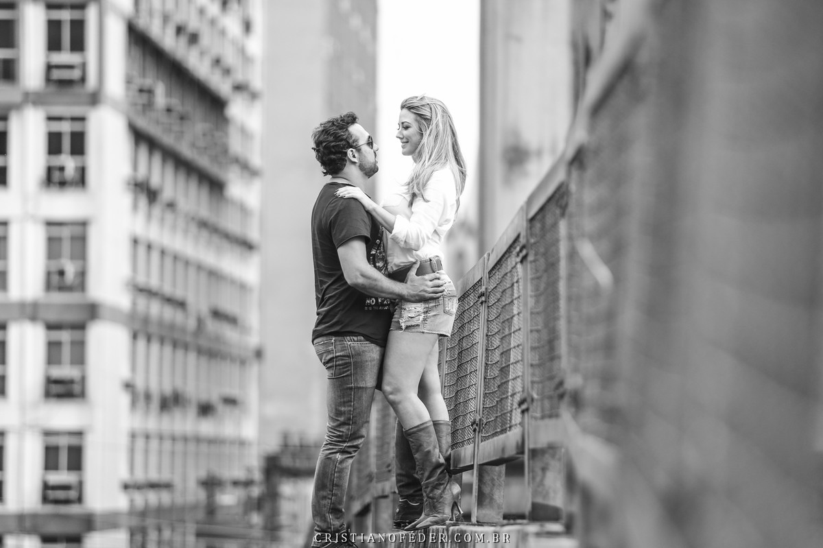 Casal de noivos fotografando felizes na escadaria