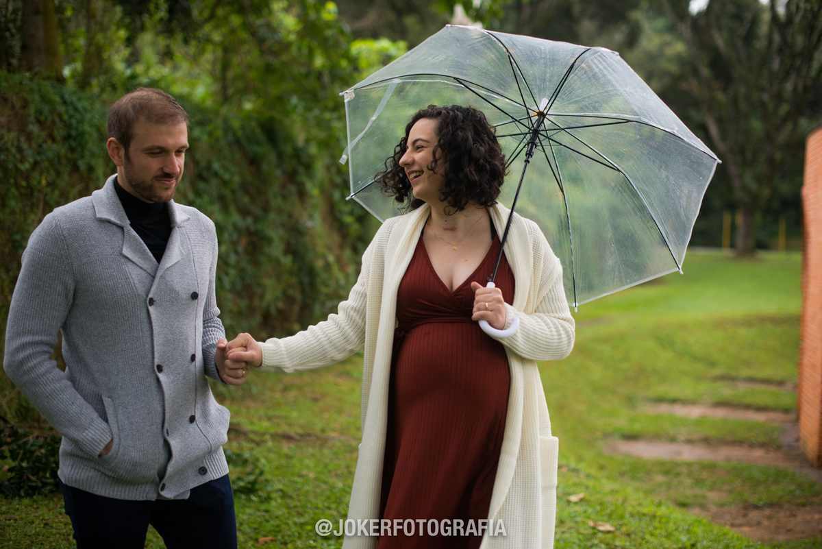 ensaio de gestante diferente em dia frio e chuvoso de curitiba