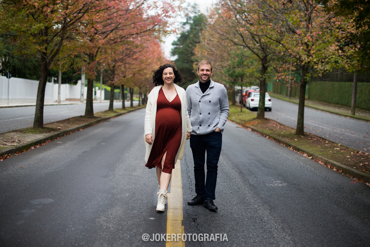 book da gestação com sessão de fotos no outono com árvores secas