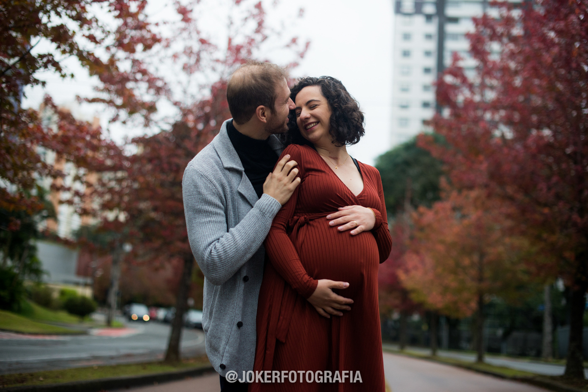 fotógrafo de curitiba faz ensaio de gestante na canaleta do biarticulado com árvores de outono