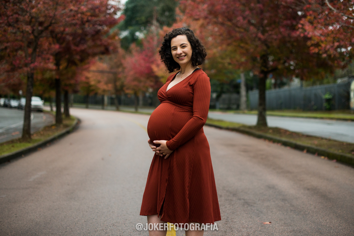 fotógrafo de curitiba faz ensaio de gestante na canaleta do biarticulado com árvores de outono