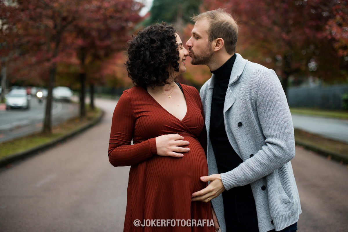 fotógrafo de curitiba faz ensaio de gestante na canaleta do biarticulado com árvores de outono
