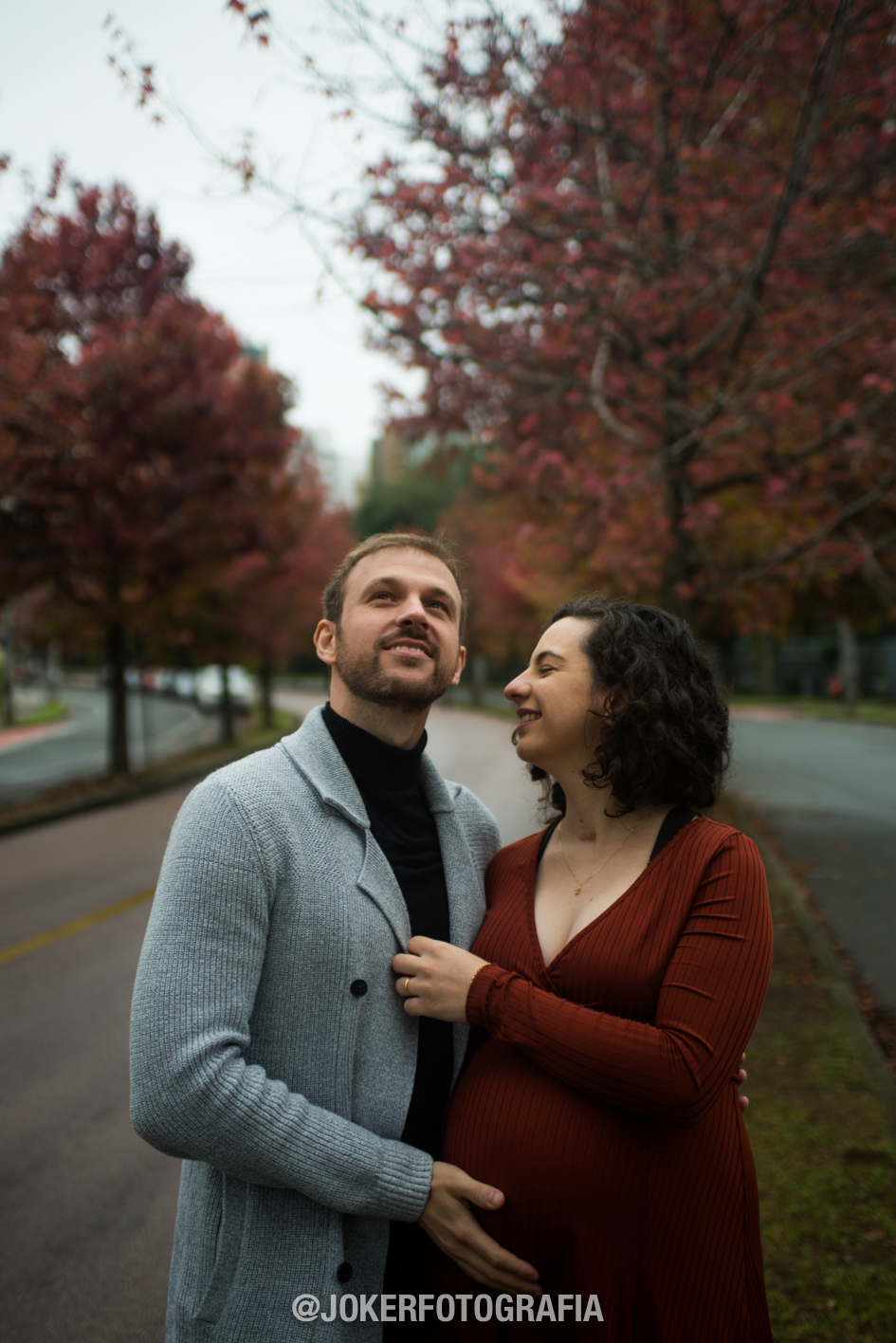 fotógrafo de gestante em curitiba faz fotos na canaleta em dia frio e nublado bem curitibano