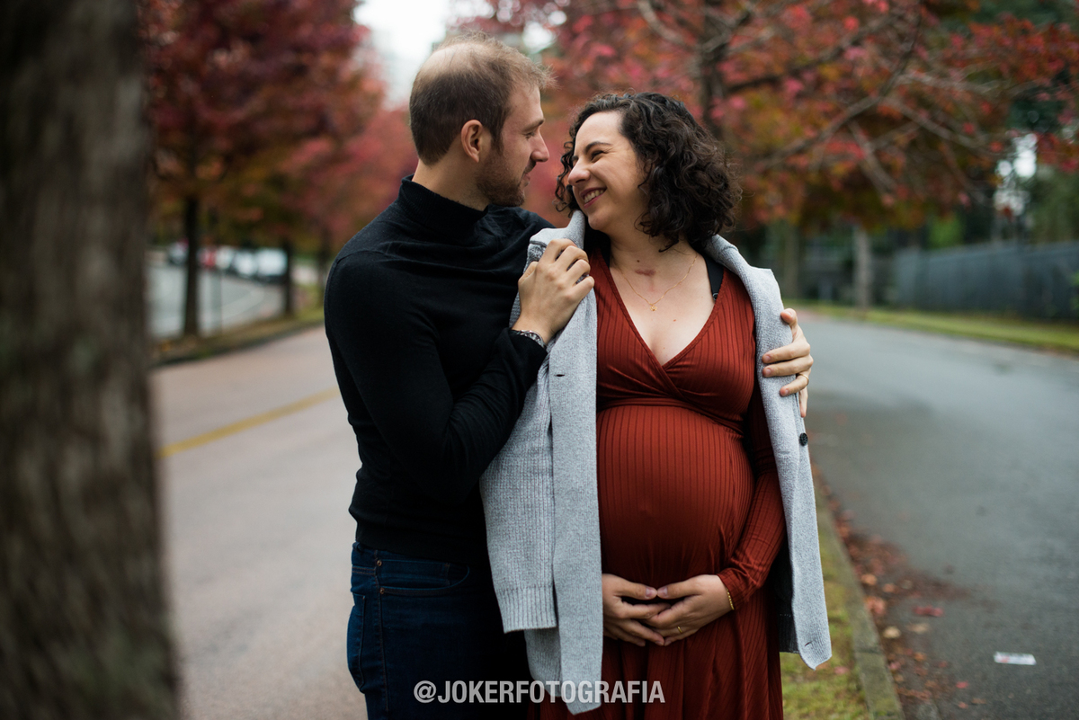 fotógrafo de gestante em curitiba faz fotos na canaleta em dia frio e nublado bem curitibano
