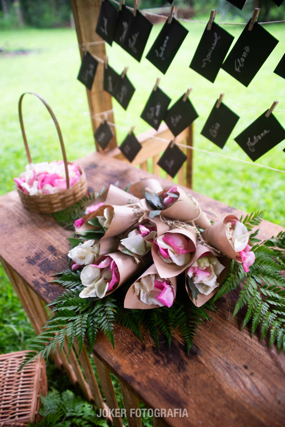 ideias de decoração simples para casamento curitiba noivos fazem varal de cartas cartinhas para os convidados com o nome de cada um com cones de petalas para jogar