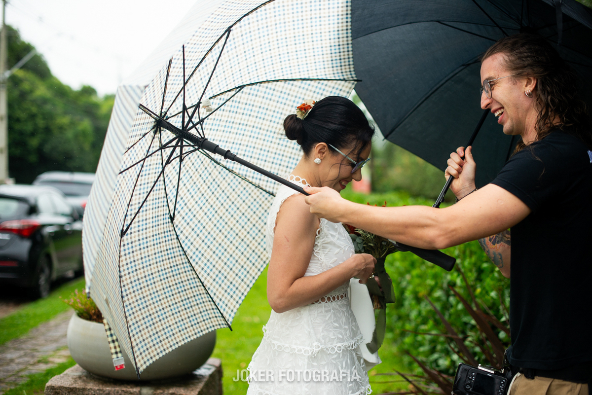 casamento na chuva ao ar livre em curitiba com fotos lindas pelos fotógrafos joker fotografia