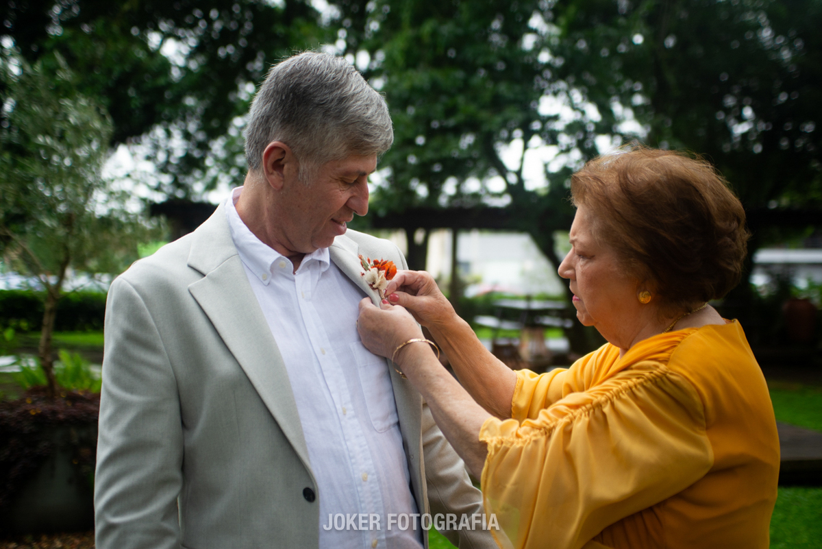 fotógrafo em curitiba mãe do noivo colocando a flor na lapela