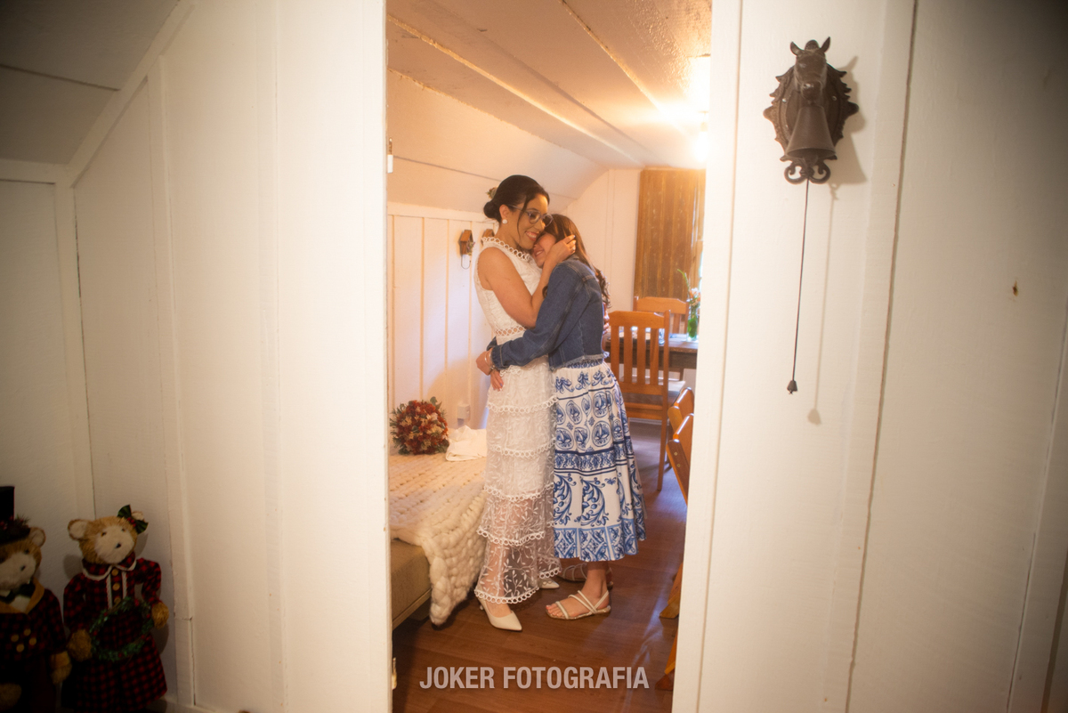 emoção da filha da noiva ao ver a mãe vestida de noiva no bistrô maria oliva