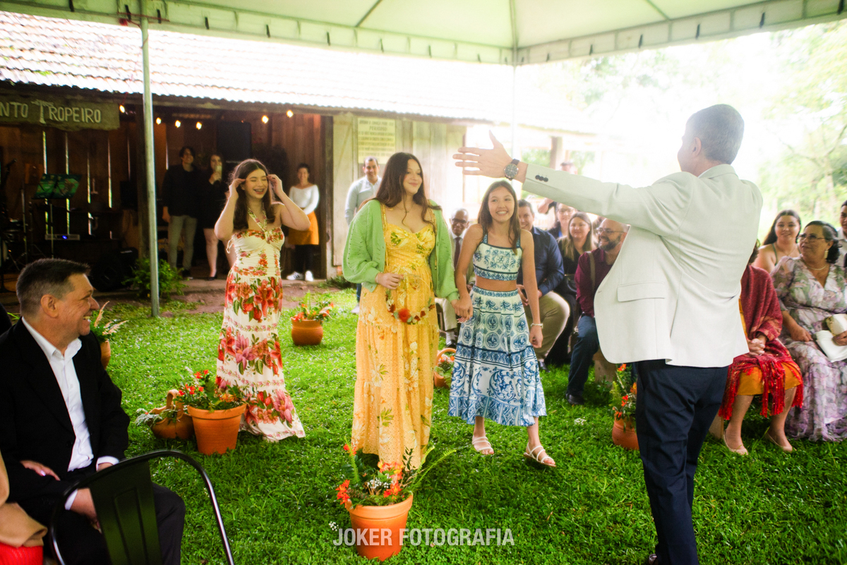 noivos com filhas grandes entram de daminha no dia do casamento