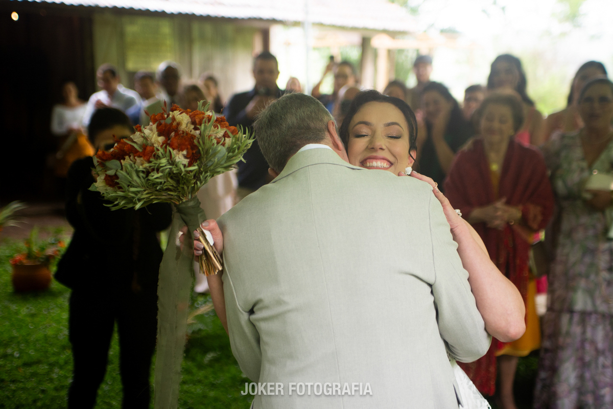 noivos se abraçando no altar casamento no campo