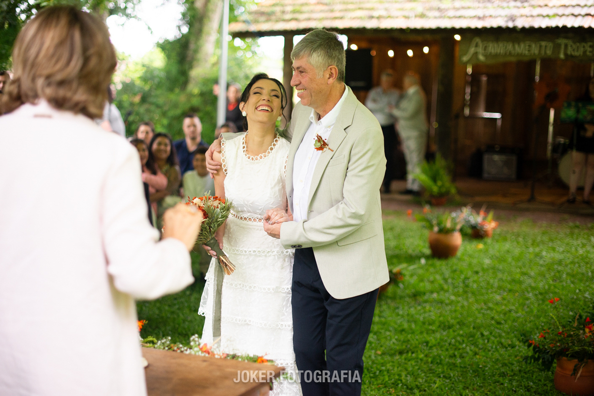 amigos dos noivos celebram o casamento