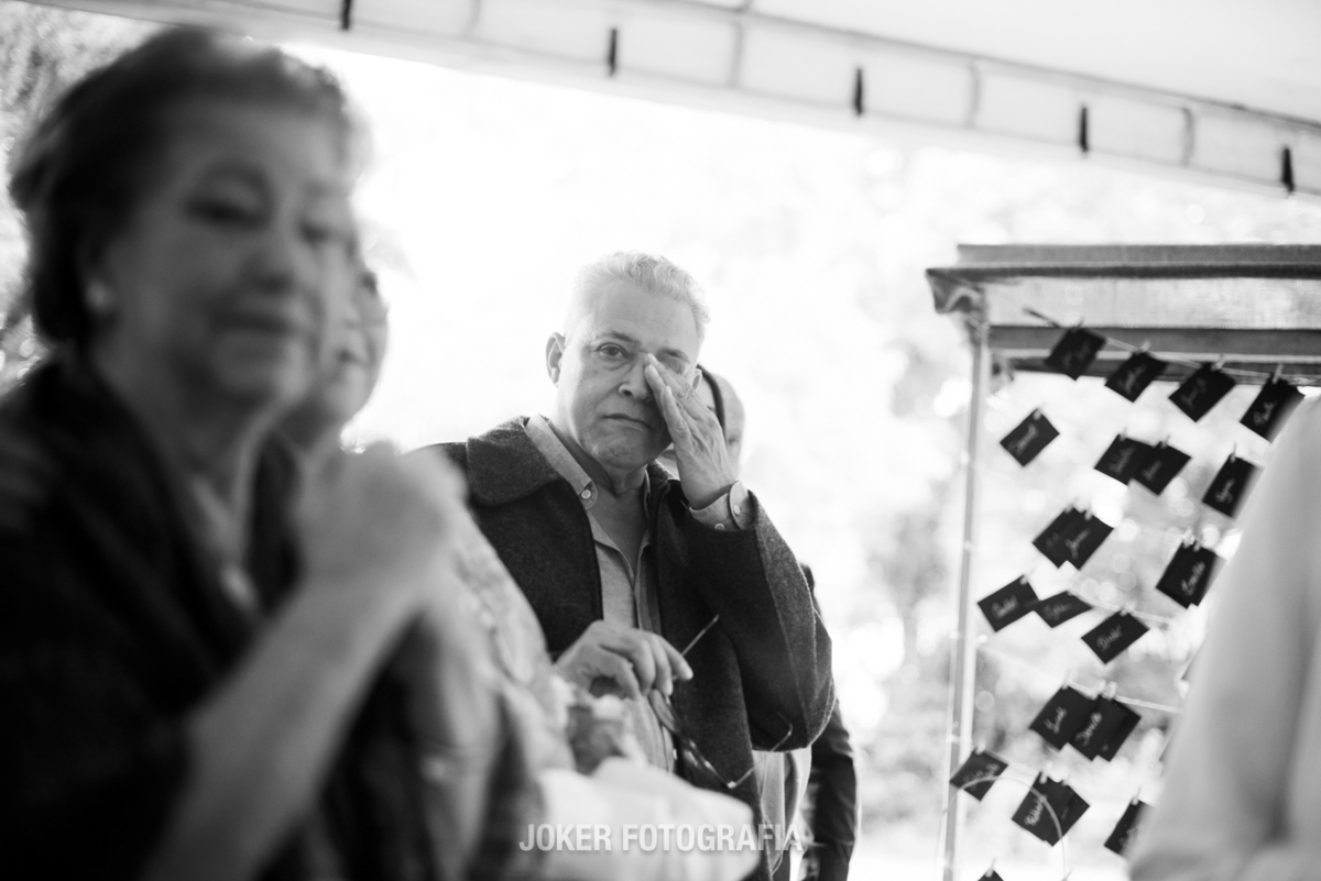 pai da noiva se emociona durante celebração de casamento de dia