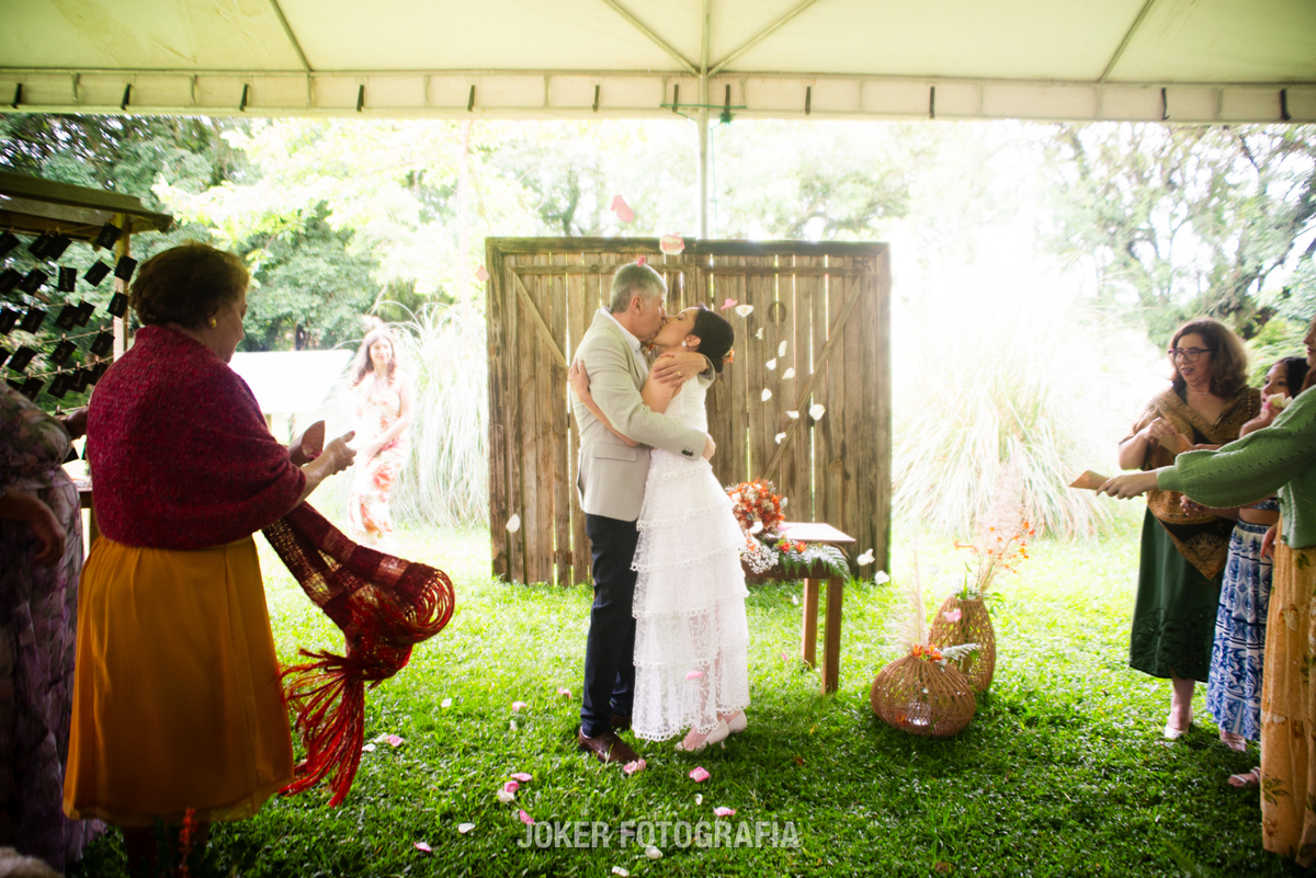 beijo dos noivos no maria oliva bistro