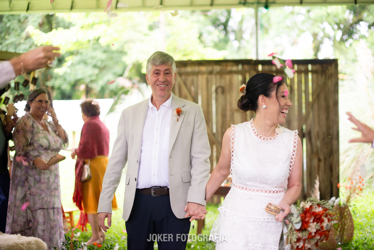 saida dos noivos com pétalas de rosas