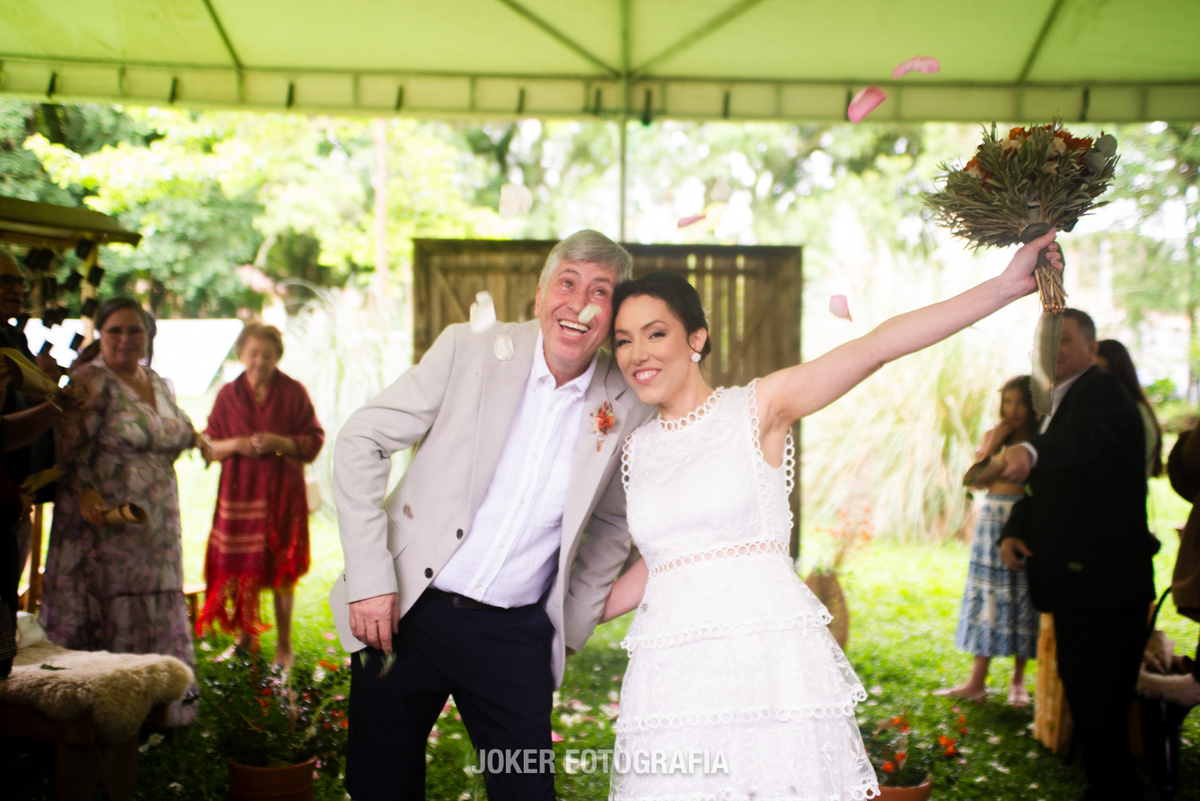 noivos caminhando juntos saindo do altar no dia do casamento