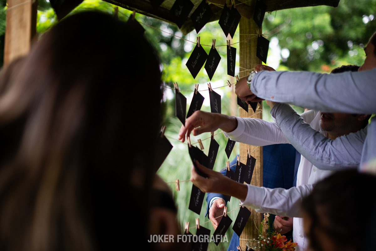 ideia de decoração de casamento para o dia da festa com cartinhas para os convidados