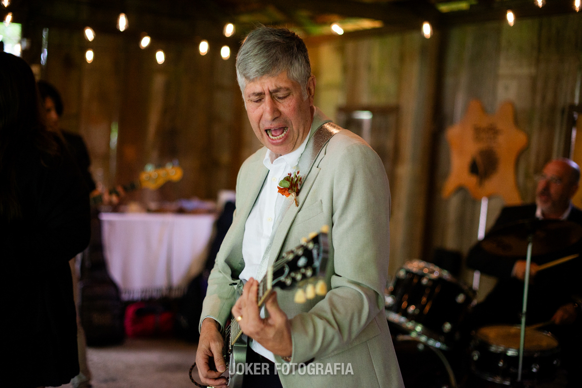casamento rock'n roll noivo tocando guitarra durante festa de casamento