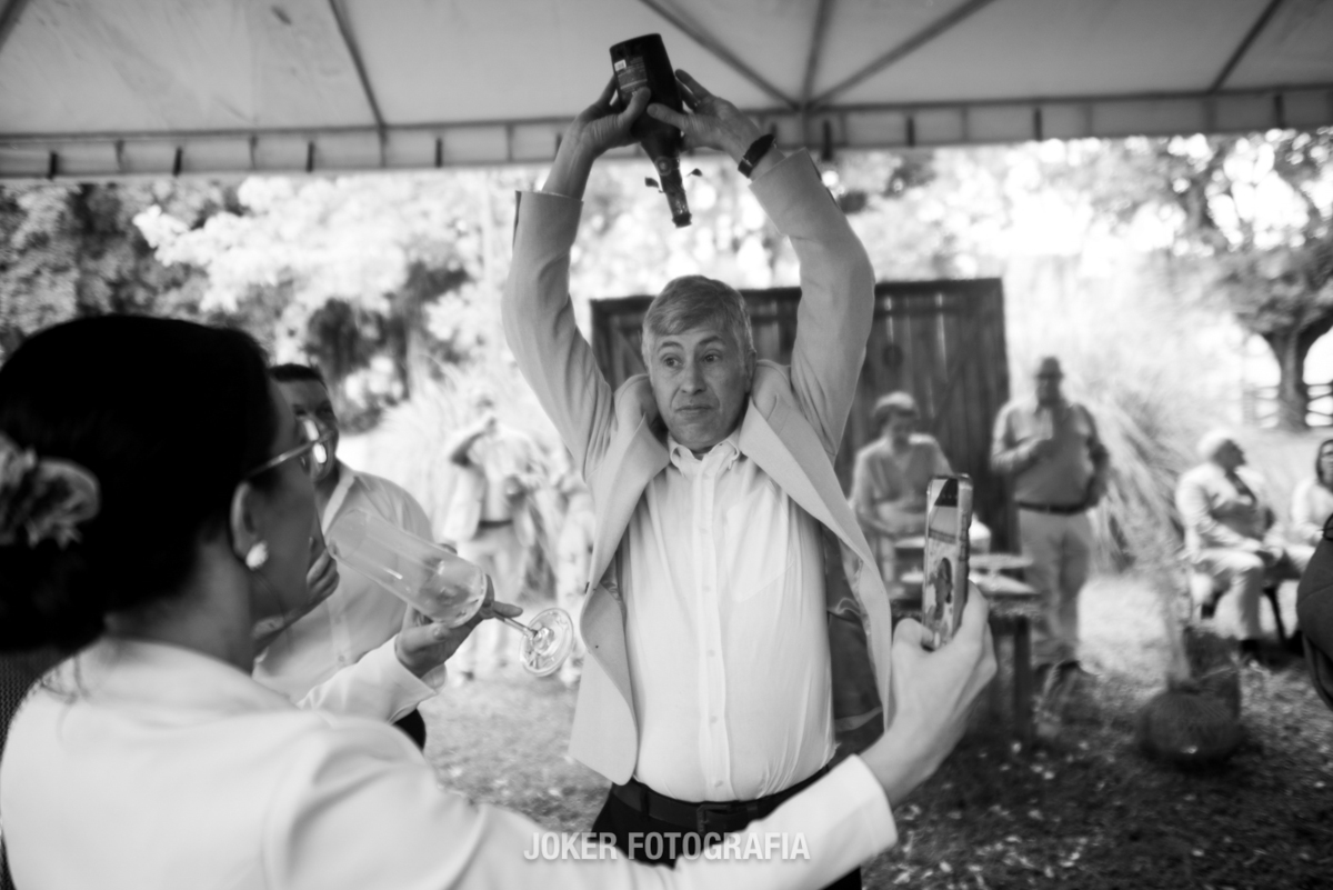 noivo imita cena do airton senna no casamento e joga champagnhe na cabeça