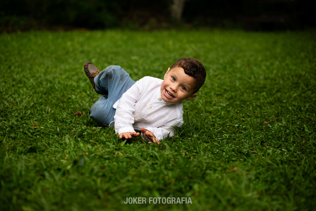 fotografia documental de familia e crianças brincando livre na grama