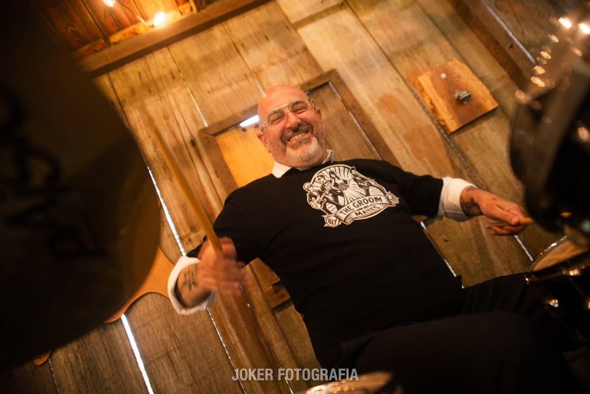 amigos dos noivos fazer festa no dia do casamento com banda rock n roll