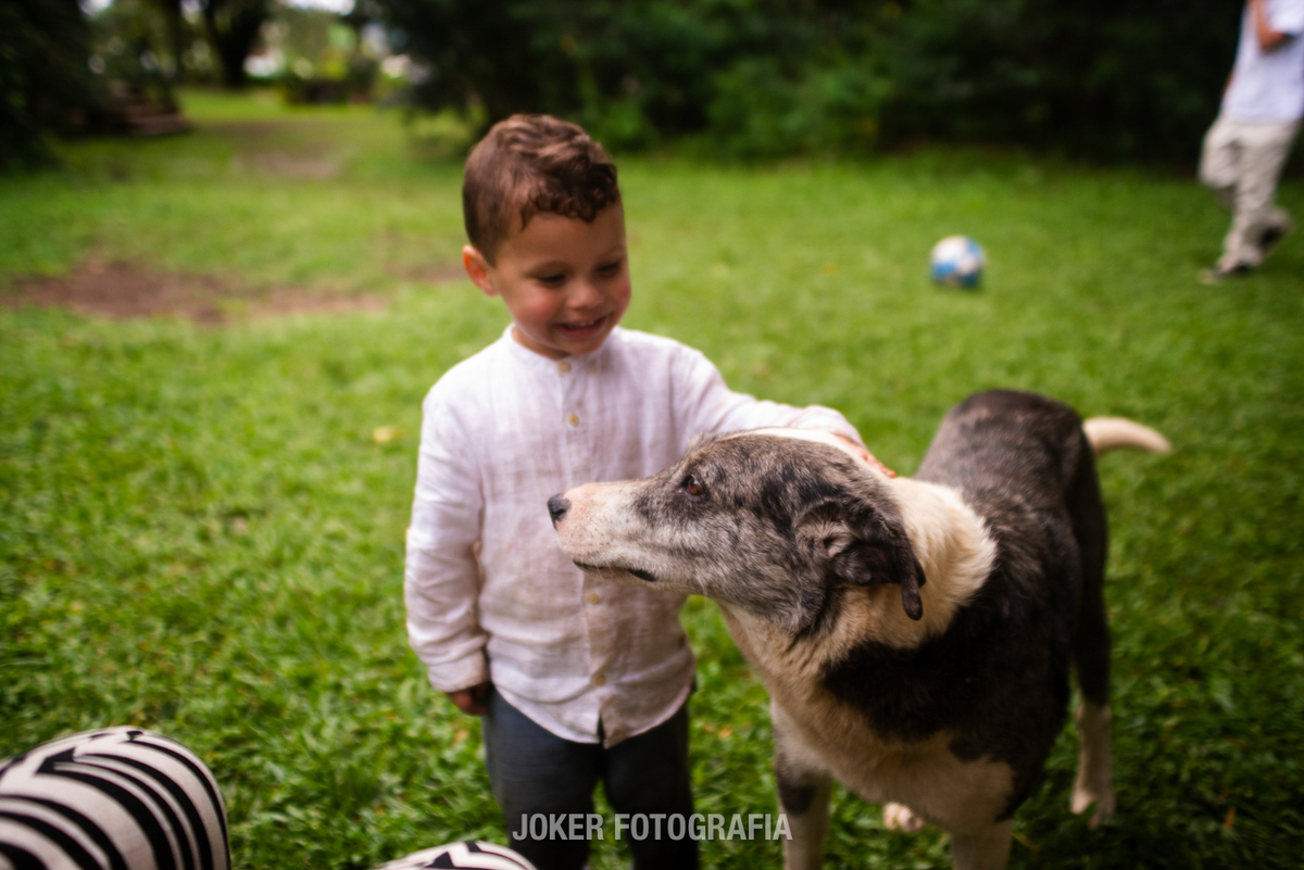Especialista em casamentos em Curitiba, criando registros fotográficos únicos com um olhar documental e artístico