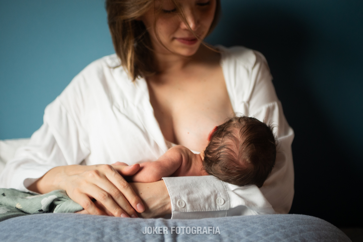mãe amamentando durante ensaio newborn em casa em curitiba
