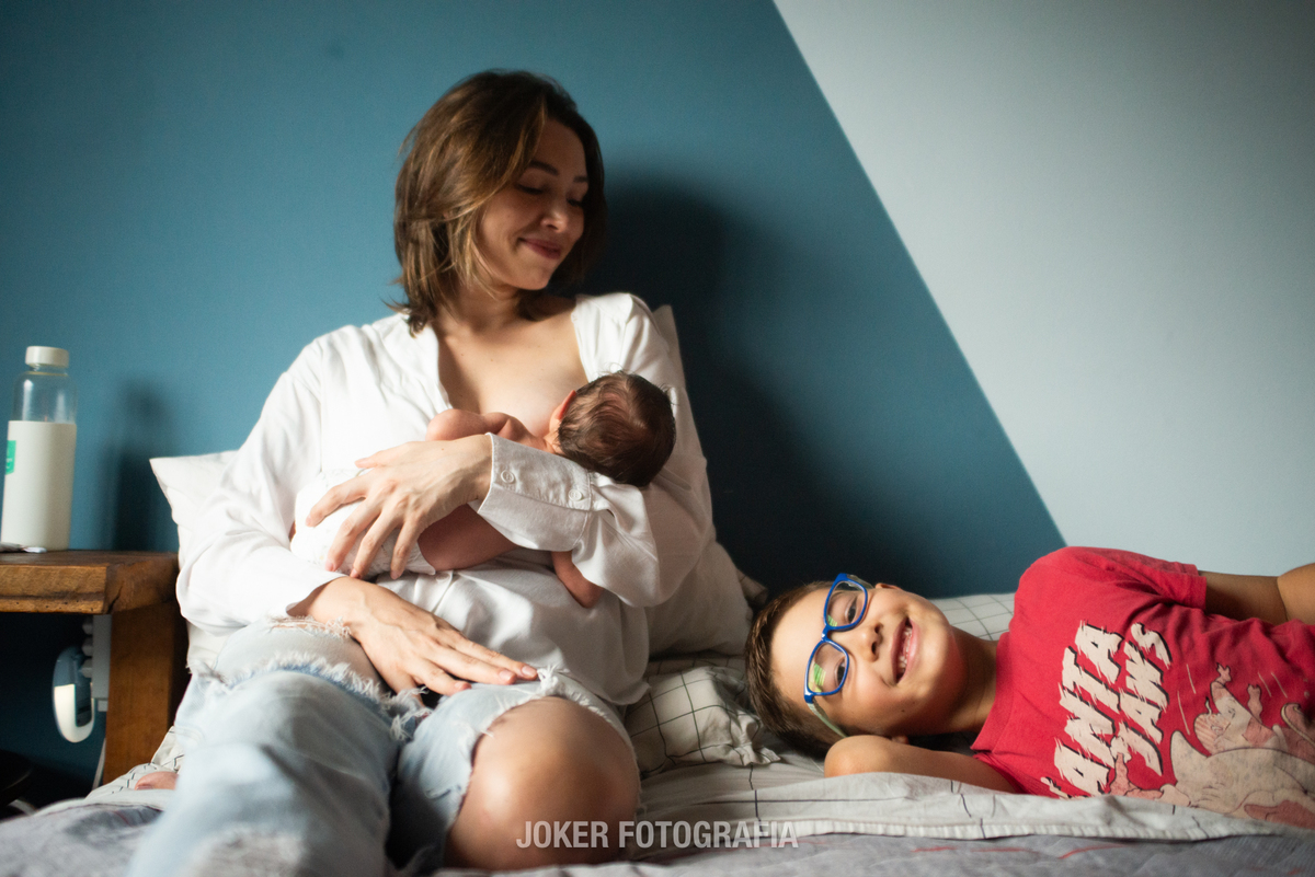 ensaio newborn em casa com filho mais velho e bebê recem nascido