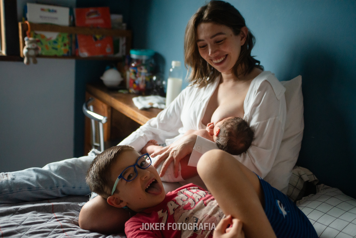 ensaio newborn em casa com irmão mais velho fica divertido e pode ser feito em casa