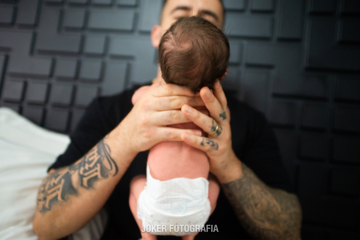 fotógrafo de newborn em curitiba para ensaios em casa com fotos do bebê recém nascido