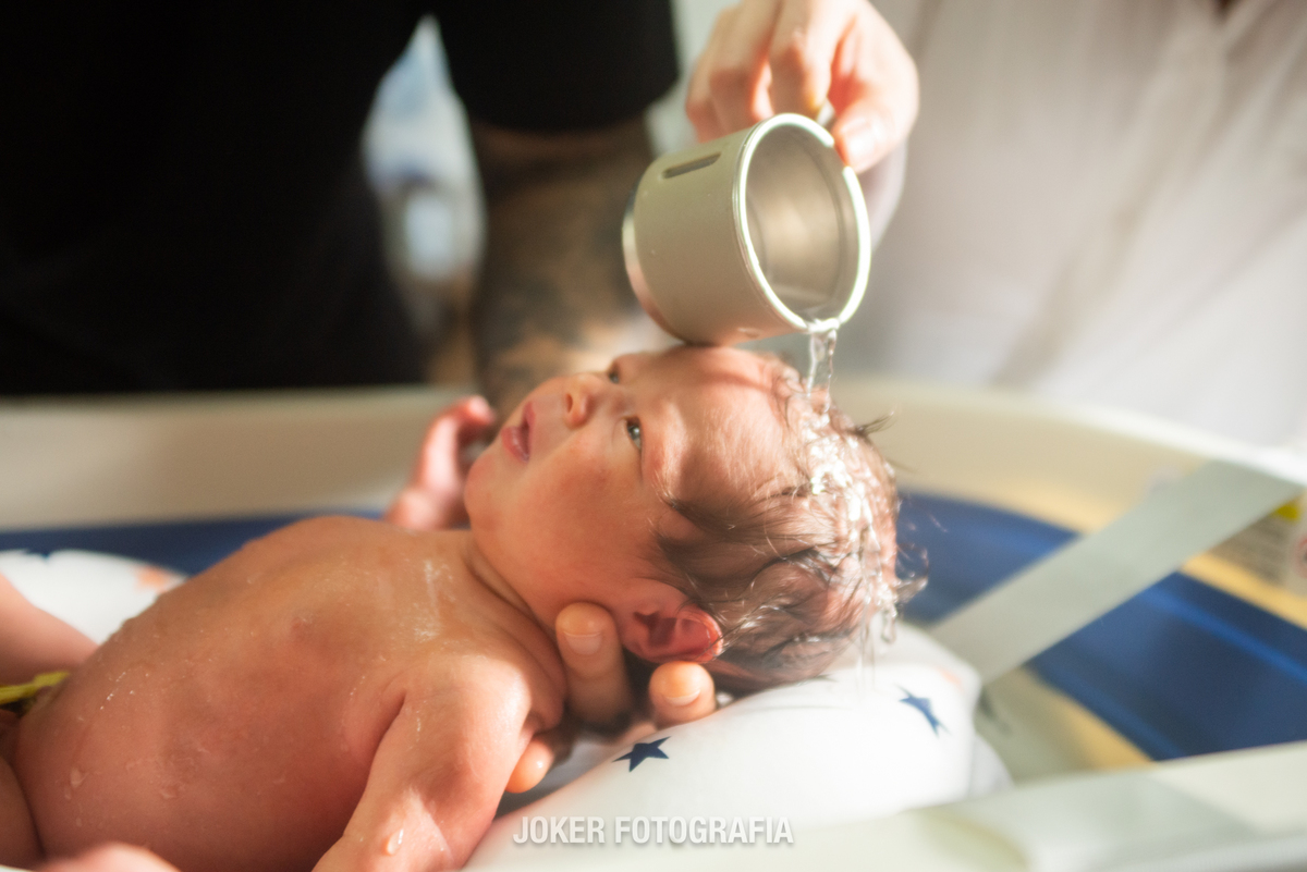 fotógrafo de newborn em curitiba para ensaios em casa com fotos do bebê recém nascido