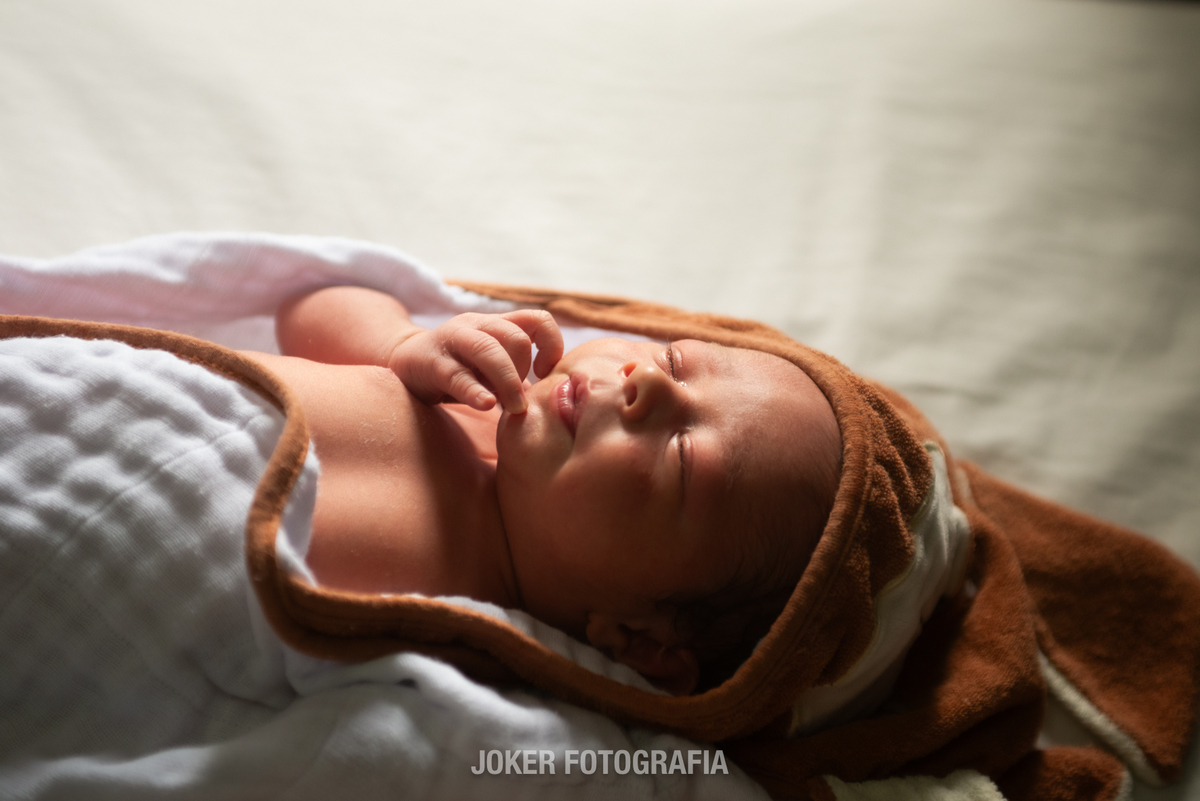 fotógrafo de newborn em curitiba para ensaios em casa com fotos do bebê recém nascido