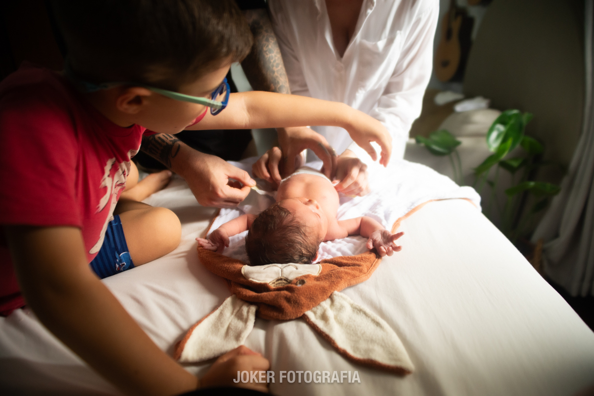 fotógrafo de família em curitiba para ensaios em casa com fotos do bebê recém nascido