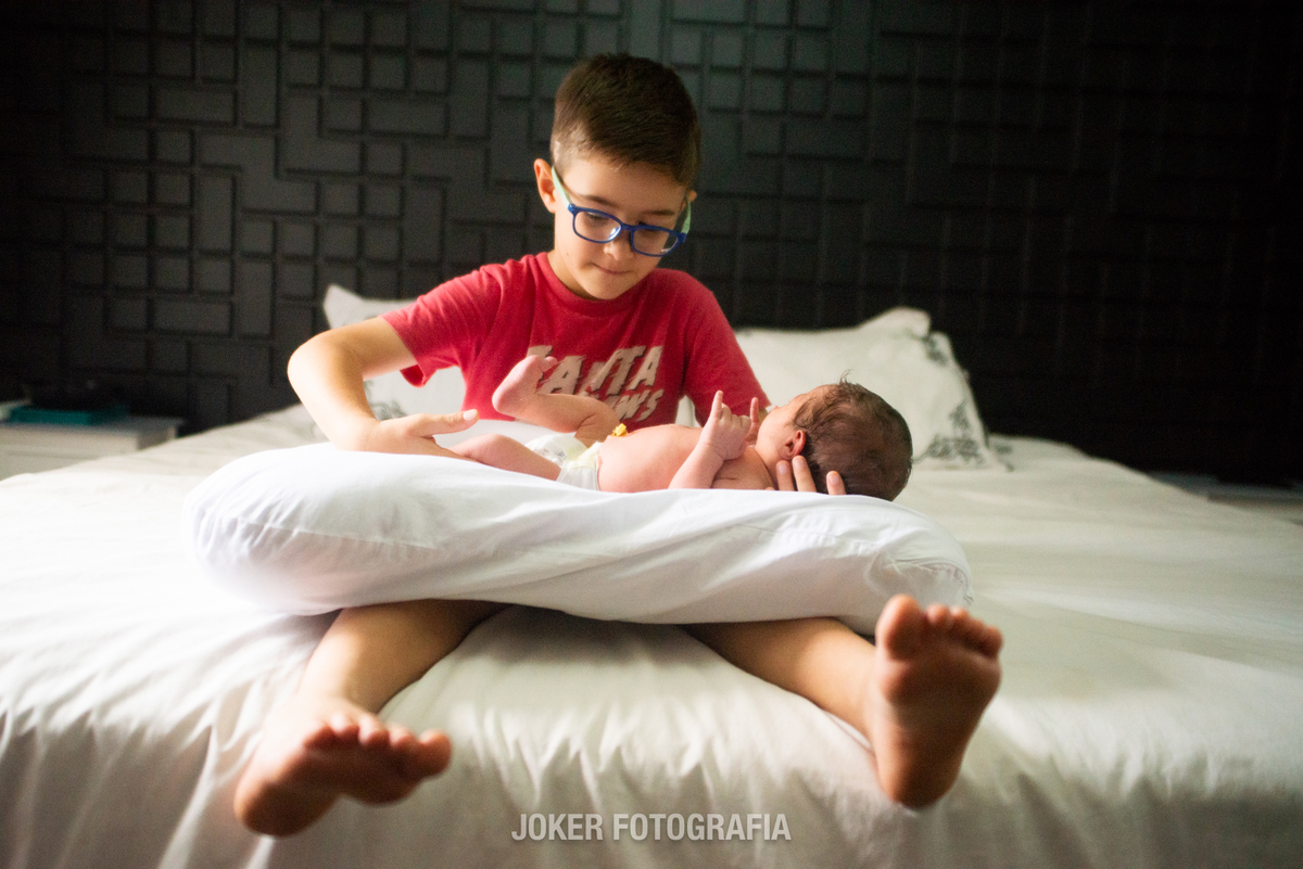 fotógrafo de família em curitiba ensaio newborn com irmão mais velho