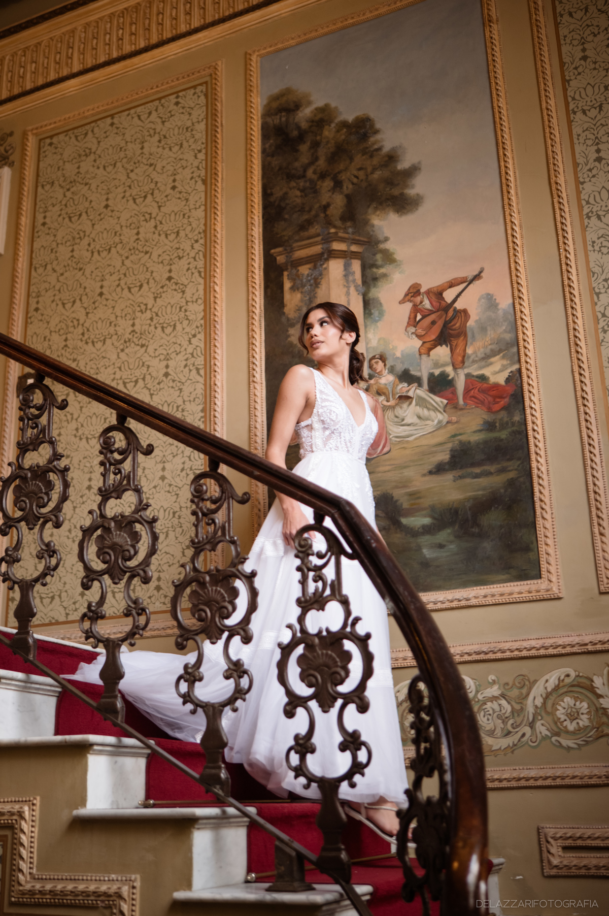 Editorial de noivas no Castelo do Batel, em Curitiba. Fotografia de casamento com leveza, arte e propósito — para noivas que valorizam a beleza real e buscam os melhores fotógrafos de casamento em Curitiba.