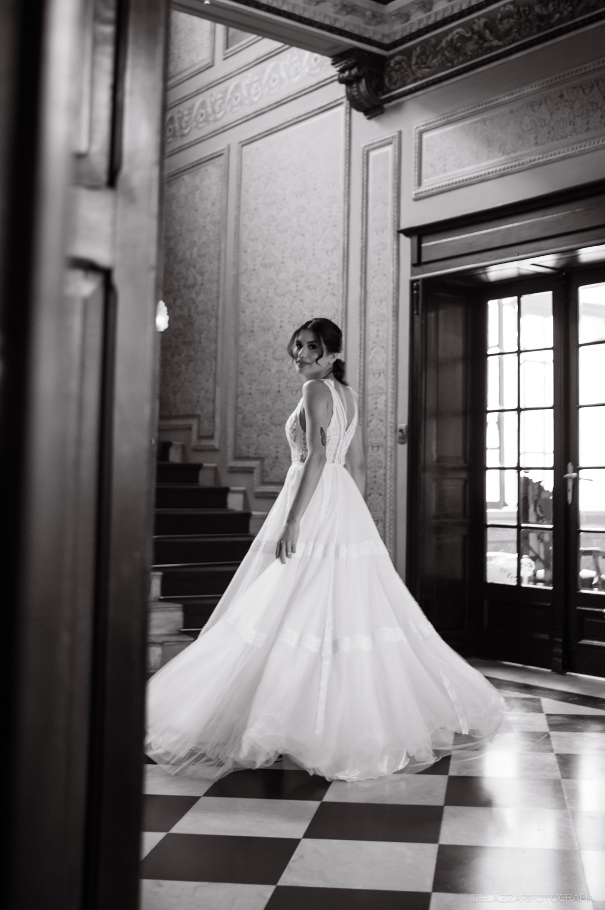 Noivas no Castelo do Batel, retratadas com olhar artístico e sensível. Fotografia de casamento em Curitiba feita por fotógrafos que transformam instantes em arte, emoção e autenticidade.