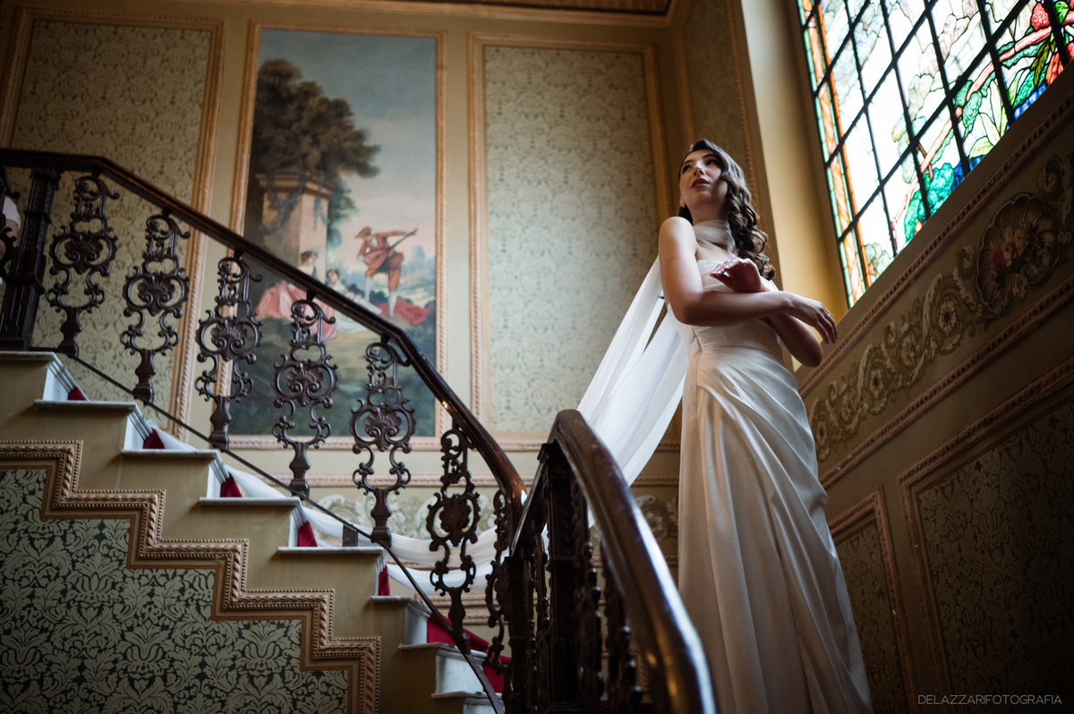 Noiva em vestido clássico no Castelo do Batel