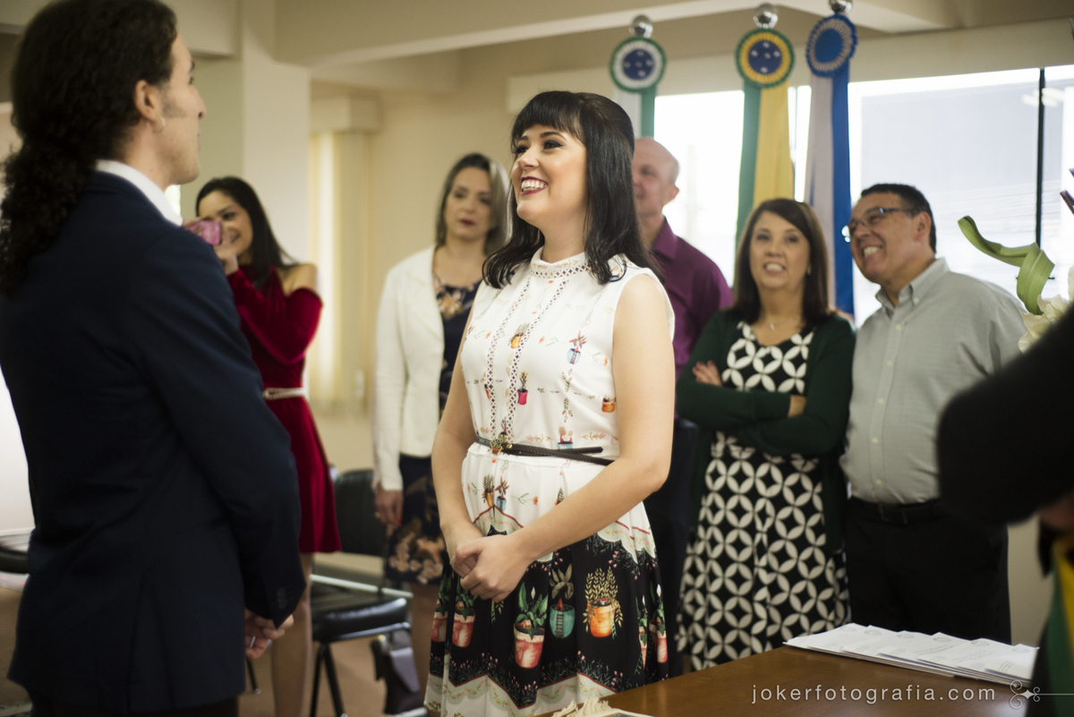vestido de noiva diferente para fotografar o casamento civil no cartório