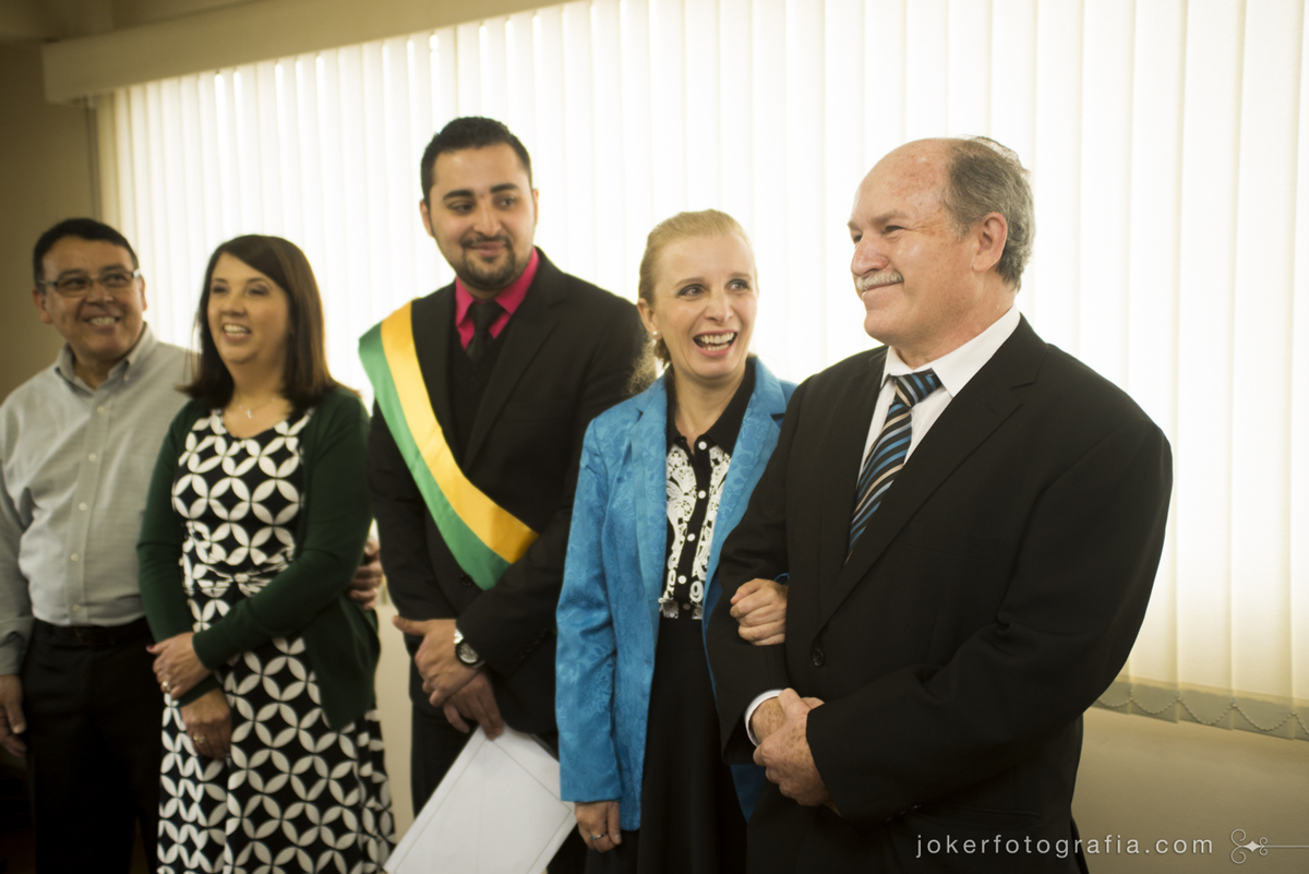 pais dos noivos participam da cerimônia de casamento civil com juiz celebrando