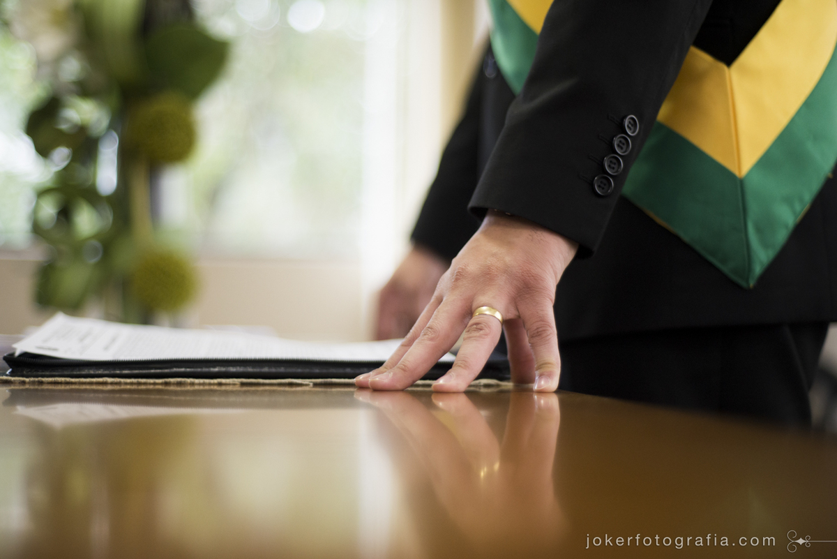 fotógrafo registra certidão de casamento em cartório