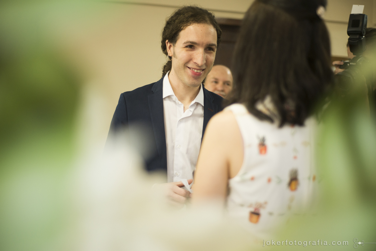 noivo faz votos de casamento durante cerimônia civil no cartório do novo mundo em curitiba
