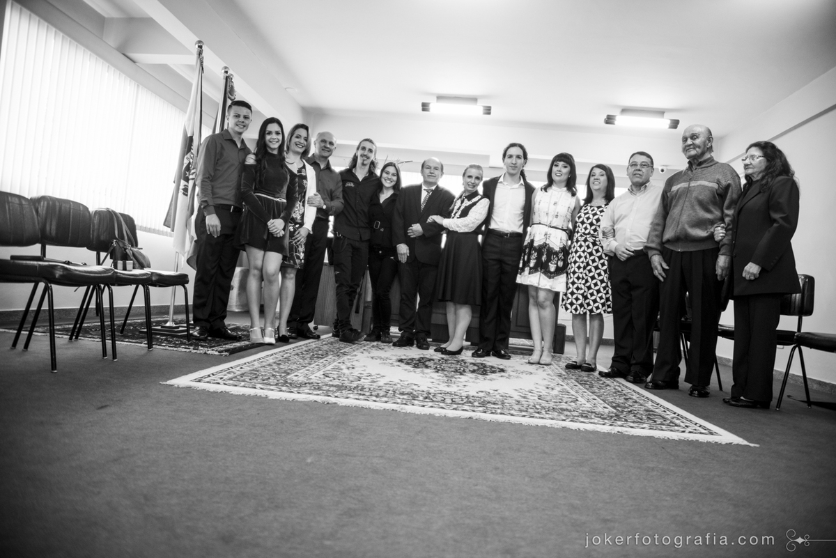 família dos noivos convidados e testemunhas durante casamento civil em cartório 