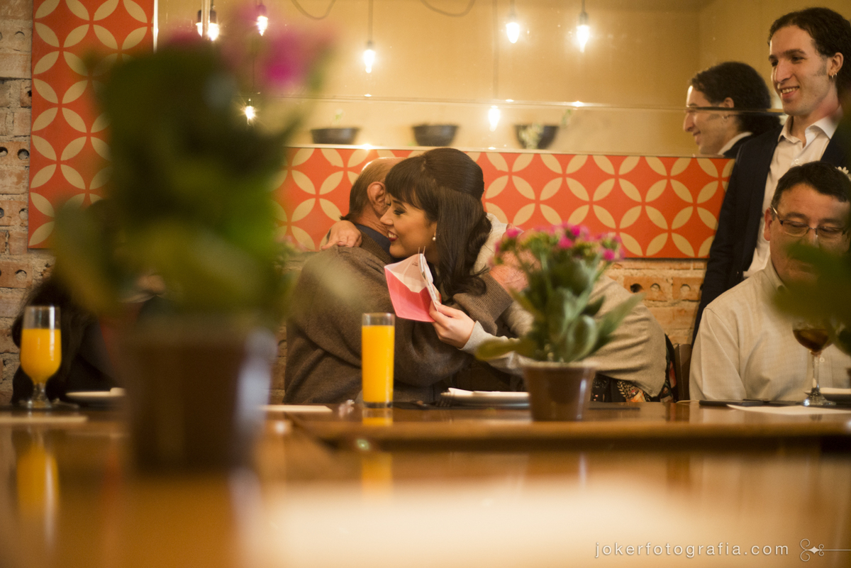 fotógrafo registra avô da noiva dando presente para a neta no dia do casamento