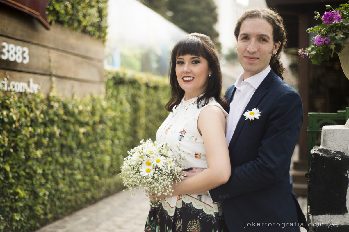 inspiração para casamento no cartório, noiva usa vestido estampado durante a cerimônia civil e a recepção em restaurante